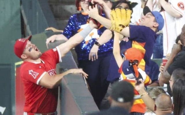 「なんて男だ」トラウトの“神対応” 捕球したボールもぎ取った敵ファンの息子へのサイン入りバット提供には賛否「許す必要ない」