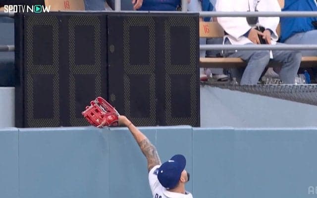 佐々木朗希も脱帽！ド軍24歳の満塁HR阻む“超人キャッチ”にSNS沸騰「リプレイ見たら完全に入ってた」「神すぎる！」