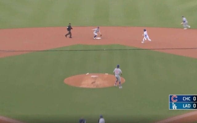 一体、どうすれば…？ 大谷翔平の“爆足”でまさかの展開「走るの？w」 相手バッテリーが警戒→余裕で盗塁を決める「速っ！」「左手大丈夫やん」