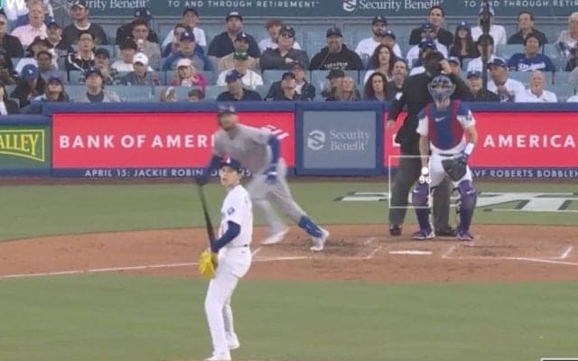 球場騒然！ 佐々木朗希、大ピンチで起きた“奇跡”「神すぎ」 味方野手がホームランキャッチの“超スーパープレー”「朗希のキャリア助けた」