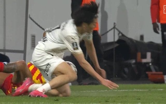 わざとだろ！中村敬斗、非道な極悪スライディングに転倒悶絶「完全に削りに行くようなタックル」「大丈夫か」全力で足元に突っ込む危険プレーにファン激怒