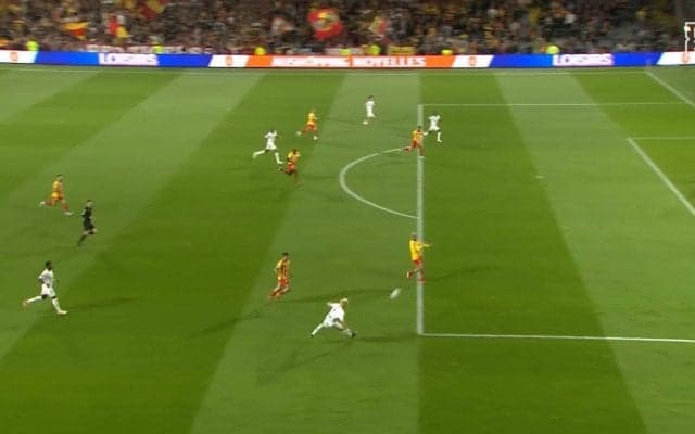 なんだこれは？伊東純也、GKを惑わせる“幻惑キック”がSNSで話題「狙った？」「すげーいいシュートみたいになった」