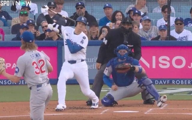 衝撃！ 大谷翔平、カッコ良すぎる“変態片手打ち”「マジかよ」「すごい音だな」 バットを折りながら“技ありヒット”「打撃はパワー」