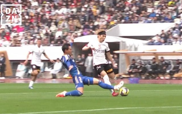 「エジルキックやん！」浦和MFの“謎回転ループシュート”が話題沸騰「どうやってんの？」「わざと浮かしてるのやばいな」圧巻のコントロールショットにファン騒然