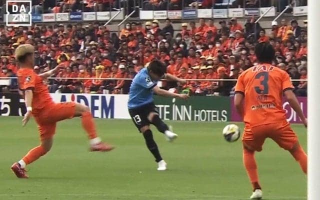 速すぎて見えない…日本代表期待DFの“20m弾丸バズーカ砲”に騒然！「ロベカルやん」「すごい弾道」川崎・三浦颯太が“衝撃の一撃”