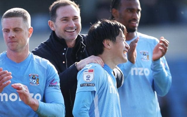 「カンテを思い出す」ランパード監督が契約延長の坂元達裕を絶賛、ピッチ内外でお気に入りと明かす「契約できたことを嬉しく思う」