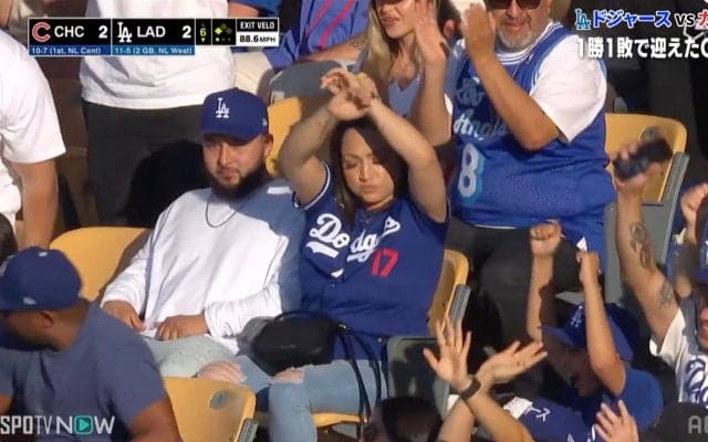 ドジャースの得点シーンで“大谷ファン”が狂喜乱舞！ ノリノリダンスの観客席に中継も思わずツッコミ「クラブみたいですね」