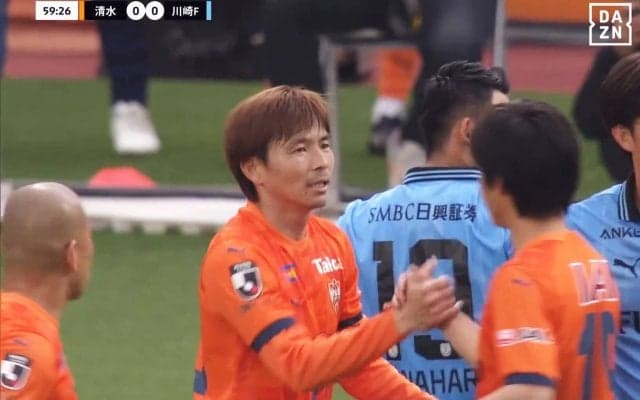 嘘だろ…？ 36歳元日本代表MFの“ノールック股抜きパス”にファン驚愕！「レベルが違う」「錆びつかないなあ」「なんやそれ…」乾貴士が川崎翻弄でPK誘発