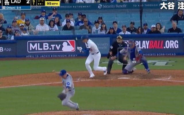 何が起きた…？ 大谷翔平の打席で“謎のハプニング”「どうした」「ビックリした？」 相手投手が突然フラフラする… ファン騒然「珍プレー行き」