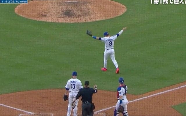 球場騒然！ ド軍の“お祭り男”キケ、客を煽りまくる「流石すぎるw」「愛されキャラ」 難しい打球をスーパーキャッチのファインプレー