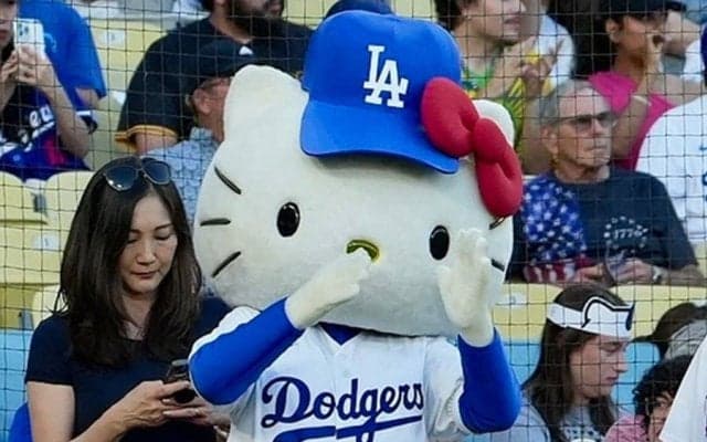 大谷出場試合でハローキティが始球式　ド軍ユニでツーバウンド投球…ファン拍手喝采