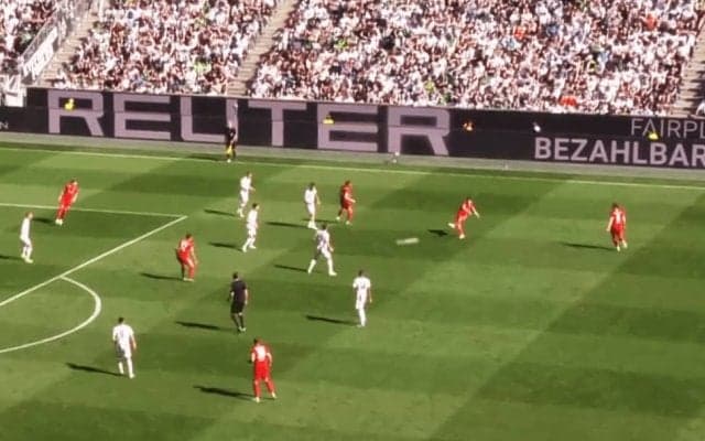 ズバッ！ 堂安律の“強烈グラウンダーパス”にスタジアム騒然「うますぎ」「流石だ」“黄金の左足”で決定機演出の瞬間