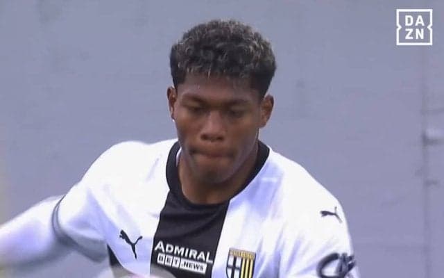 飛びすぎだろ！ 鈴木彩艶の“特大パントキック”にファン騒然「えぐいw」「相手は嫌だろうな」「凄いボール」攻撃の起点になった60mキックの瞬間