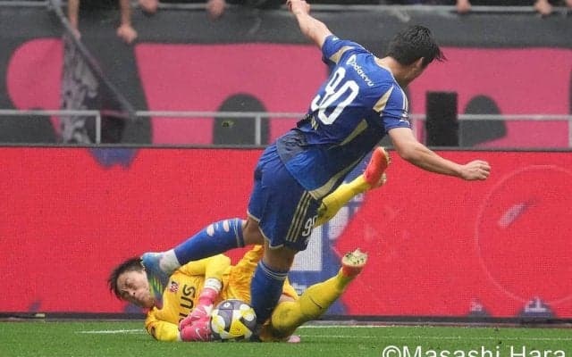 追加点の｢布石となった｣西川周作のフィード、数的不利の町田がとった｢最悪の選択｣と松尾佑介【町田戦の快勝が示す浦和の｢適正ポジション｣】(2)