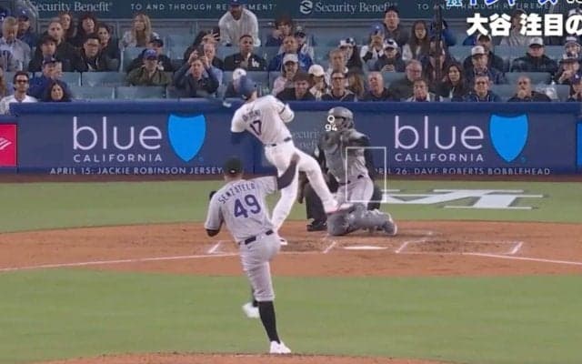 球場騒然！ 大谷翔平、ハプニングで“異様な光景”「危っ！」「怖すぎ」顔面付近に“あわや死球”の内角球→大ブーイングの嵐