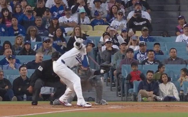 もうワケわからん！ 大谷翔平、“想定外のスイング” 解説者がドン引き… 外角低めの球を右手一本で引っ張る“変態打ち”