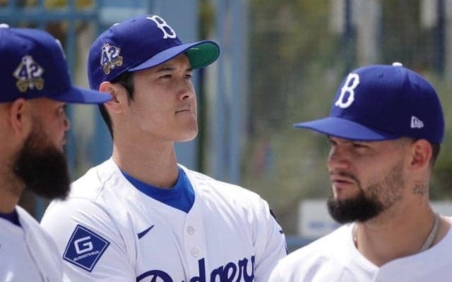 どさくさに紛れて…大谷翔平らと“記念撮影”　自己満足するLAメディア「粋な写真だね」