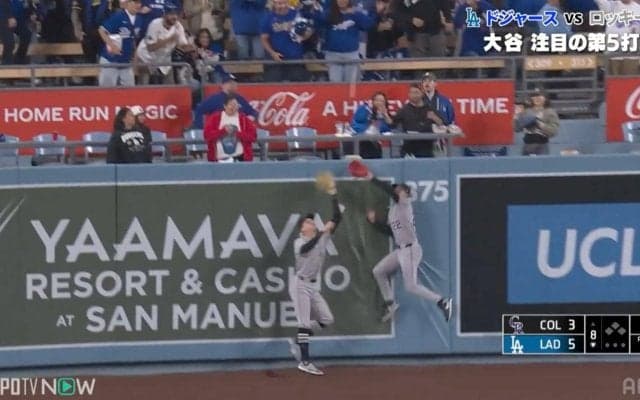 大谷翔平がフェンス際の大飛球→外野手が見せた“失笑シーン”が話題「イチャイチャするな」「ワロてるやん」