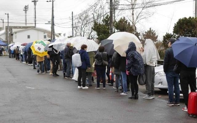 ホッカイドウ競馬が開幕 ファンが駆けつけ開門には長蛇の列も