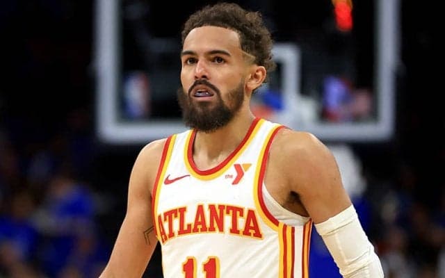 トレイ・ヤングがプレーインの大一番で退場処分…ボールを蹴り不満あらわ