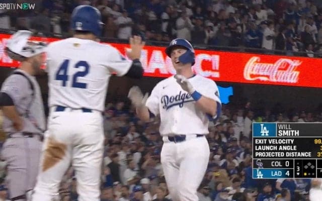 やったね！大谷翔平も“熱烈ハイタッチ”でお出迎え スミスの豪快3ランに本拠地大歓声「おおおお」「チートやろ」
