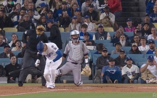 これは痛い…大谷翔平の打席でハプニング 強烈な自打球直撃で“苦痛の表情”を浮かべた瞬間