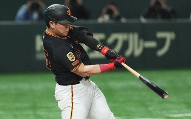 岡本和真、2打席連続5号で単独トップ浮上　打点も1位で2冠…バウアー攻略に東京D騒然