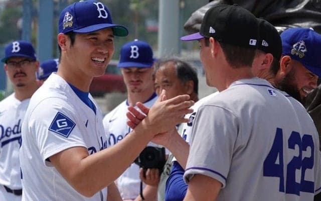 大谷翔平とハグ、“懐かしの人物”に「いたのか！」　まさかの光景にX驚き「いつの間に」