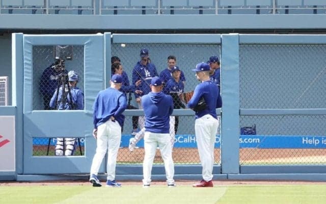 大谷翔平、ブルペンで14球　ロバーツ監督も凝視…調整再開後6度目、日本人3人が“リレー投球”