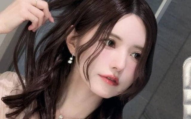 ｢フロンターレ好きなんですか!?｣益若つばさ、17歳“そっくり息子”とガチサポコーデでサッカー観戦！