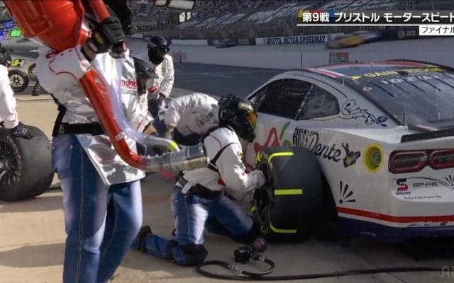 ウソだろ…ピット作業で突如ジャッキが落ちる戦慄の瞬間 解説者“何度も”絶叫「落ちた落ちた落ちた！」