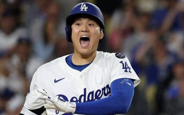 大谷翔平、HR直後に“アクシデント”　背中にファウル当たる…笑顔見せるもヒヤリ