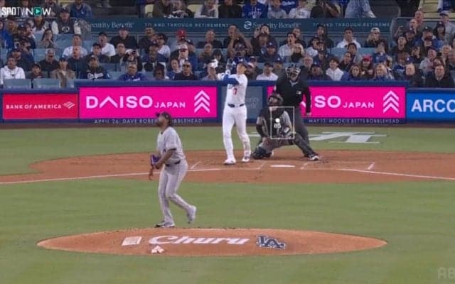 大谷翔平の特大ホームランで相手外野手も“確信フリーズ”…はるか上空を通過していく衝撃弾にスタジアムは大歓声