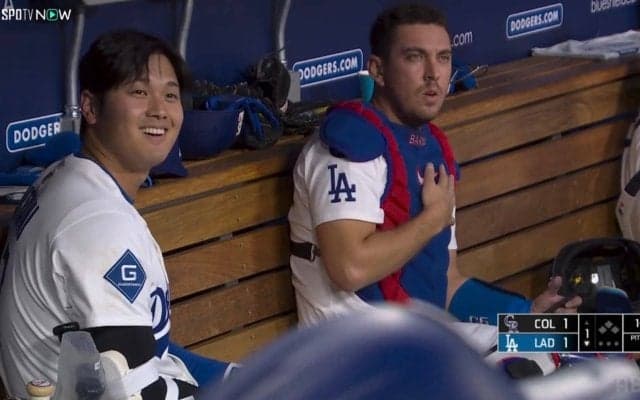 大谷翔平、豪快6号ホームランで“あのポーズ”も「超特大」…カメラが映した“ゴキゲンすぎる”ベンチでのひと幕