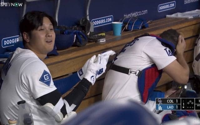 あぶない！ ベンチではしゃぐ大谷翔平にアクシデント発生…同僚は呆然も本人はなぜか“決めポーズ”の珍場面「ニコ谷さんw」