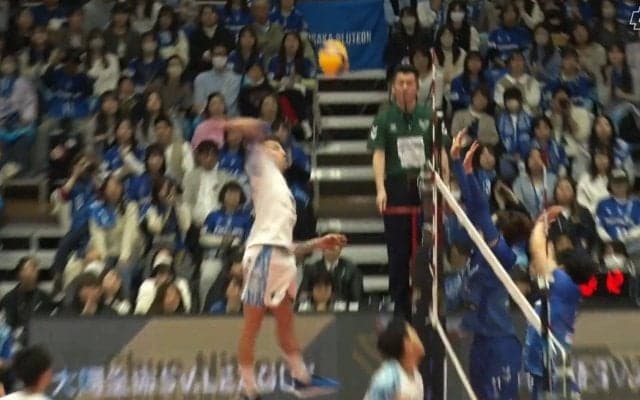 男子バレーで少年も“ドン引き”の超鋭角スパイクが炸裂！ カメラが捉えたボールボーイ“素”のリアクション