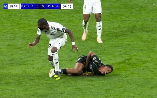 批判殺到！リュディガーの“突き飛ばし→お腹踏みつけ暴力”にファン激怒「酷すぎる」「わざとに見える…」「退場だろ」まさかのノーファウル判定も物議