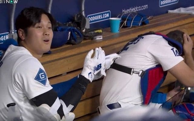 何が起きた…？ 大谷翔平に“想定外のハプニング”「すごい表情」「危っ！」 ファウルボール直撃でビックリ「なんでデコルテw」