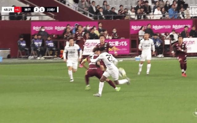 「全てがうめえ…」“奇跡のヒールトラップ”→圧巻ゴラッソにファン驚愕！「狙ったの？」「意味不明な点の取り方」「速さだけで事故を起こす」川崎FWが妙技