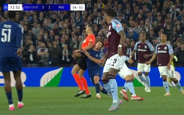 嘘だろ！主審が選手の顔面を肘打ちする珍事発生「イエローカード出るかも」強烈エルボー喰らいノックアウト→スタジアム大ブーイングの瞬間