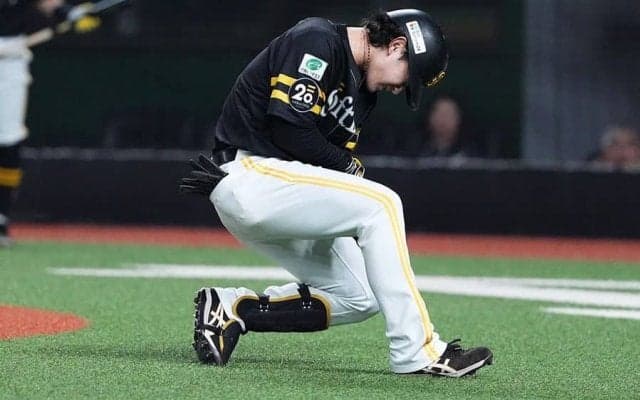 鷹に止まらぬ負傷者…正木智也が緊急交代　スイングで左腕付近を痛めたか、球場騒然