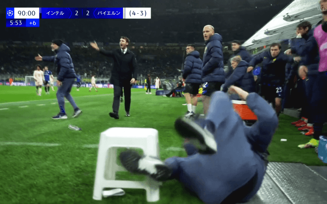 “ボールボーイ突き飛ばし”が物議！「暴行だ」「子供を押すなんて…」「少年が挑発した」「誰でも同じ反応をする」バイエルンDFに批判と同情