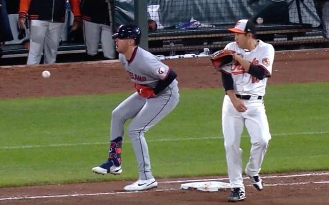 何が起きた！？ オリオールズ菅野智之、“想定外のハプニング”に巻き込まれる 「事故やん」「危っ！」 走者が倒れる… 至近距離から送球直撃