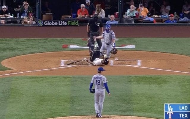 どうした…？ 山本由伸のボールで“想定外のハプニング”「めっちゃ痛い」「エグいな」手元で曲がりすぎる“魔球”→自打球直撃で激痛悶絶