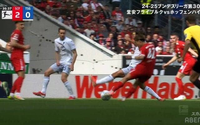 衝撃の３％！ 堂安律の“股抜きスーパーゴール”に現地実況も大絶叫「グレイトフィニッシュ」「振り速い」「あの密集で決めるとは…」今季９得点目の決定的瞬間