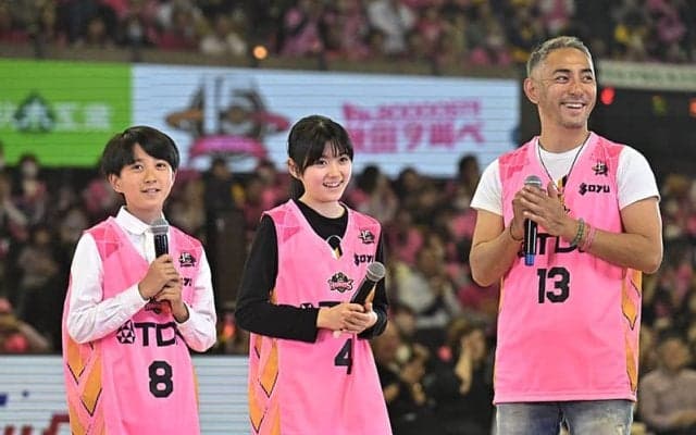 市川新之助がBリーグ“一発勝負”で魅せる「持ってる！すごい」父・團十郎とハイタッチ