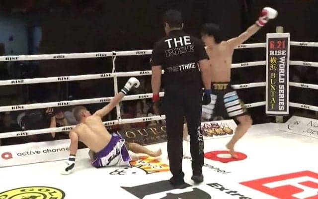 レフェリーの制止を振り切って… ダウン宣告された選手が逆に“殴り倒して”ガッツポーズの“珍事” まさかの展開に「今、何をした？」困惑の声