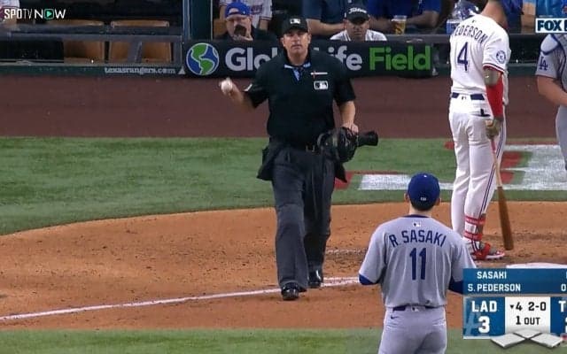 「Oh！」これは痛ッ…佐々木朗希の豪速球がアンパイア右足に直撃！毅然とした対応にも「つま先は痛い」「大丈夫？」とファン心配