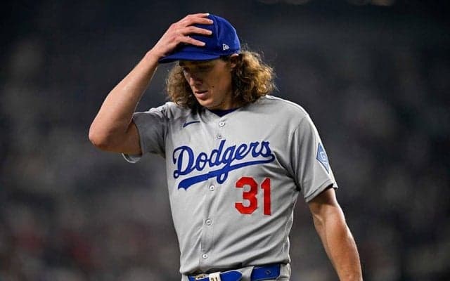 ド軍に激震　グラスノーが右脚を痛めて緊急降板…5回に初球を投じるも急遽ベンチ裏へ