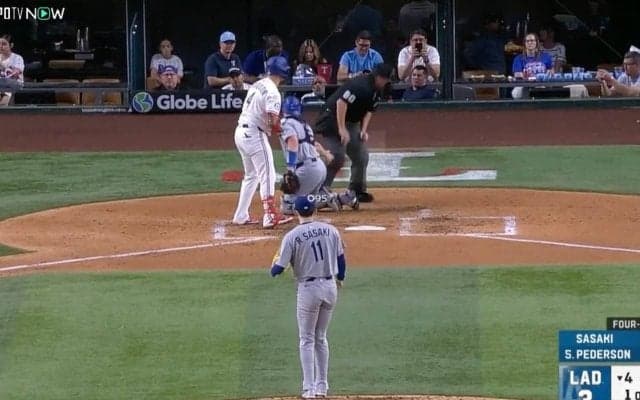 一体、何が起きた？ 佐々木朗希、想定外のハプニング「うわ…」「ヤバいな」 球審が悶絶… 剛速球がモロ直撃「めっちゃ激痛だろ」